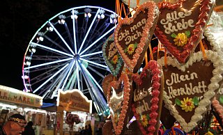 Das Riesenrad als Wahrzeichen: In Warburg ist in diesem Jahr die 74. Oktoberwoche über den Festplatz gegangen. - Archiv: Dieter Scholz