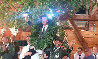 Peter Süper wird nach seinem Sieg auf Händen getragen. Foto: Heimatschutzverein Himmighausen - Heimatschutzverein Himmighausen