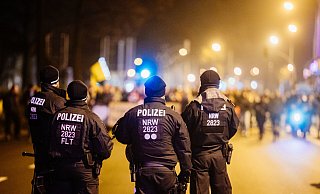 Polizisten der Hundertschaft begleiteten am vergangenen Montag die Demonstranten. - Besim Mazhiqi