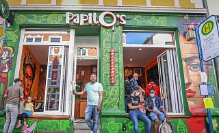 Rolls and Bowls werden hinter der bunten Fassade an der Arndtstraße gebrutzelt. Das "Papitos" hat Thanujan Sivananthan nun eröffnet. Vorher war hier ein "Glückspilz"-Burger-Bräter. - Sarah Jonek Fotografie