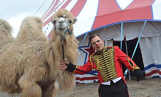 Emilio Frank vom Circus Arena mit einem der Kamele. - Peter Heidbrink