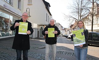 Daniela Dembert (v. r.), Vorsitzende des Kultur- und Verkehrsvereins, Detlef Schultz, Vorsitzender der Kaufmannschaft, und Burkhard Wehmeyer, 2. Vorsitzender des KuV, laden zu Rallye und Konzert ein. - Britta Bohnenkamp-Schmidt