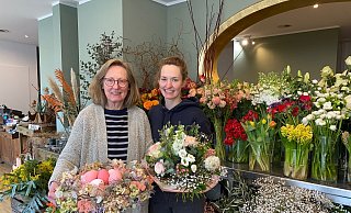 Margret Wittop-Gohres (l.) und Tochter Svenja Gohres sind mit ihrem Blumengeschäft und fünf Mitarbeitern in den Ortskern von Herzebrock gezogen. - Markus Voss