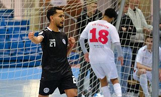 Der MCH Futsal Club jubelt, der VfL Theesen hat das Nachsehen und verliert im Finale gegen den Futsal-Bundesligisten. - Andreas Zobe