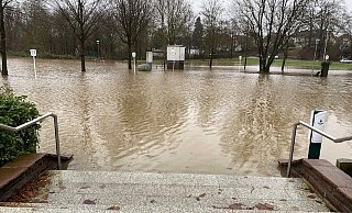Blick von der Terrasse des Schützenhauses Schötmar am Heiligabend: Das Wasser ist überall. - Mark-Oliver Weiß