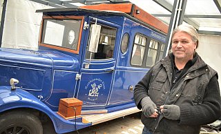 Torsten Wittenberg und sein neuester Clou: ein Asquith Mascot. Das Fahrzeug - eine gut 40 Jahre alte Nachbildung der alten Ford-Modelle aus den 1930er Jahren - wurde unter seinen Händen zu einer marineblauen Hommage an den Norddeutschen Lloyd und an Brauerei-Pionier Louis Barre. - Meiko Haselhorst