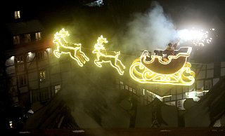 Der Weihnachtsmann fliegt bis zum 23. Dezember in seinem Rentierschlitten zwei Mal täglich hoch über den Menschen auf dem Rathausplatz. - Frank-Michael Kiel-Steinkamp