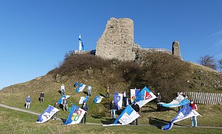 Schützenfeste fielen aus, Osterfeuer fanden nicht statt, das Vereinsleben und örtlichen Aktivitäten kamen zum Erliegen. Doch die Schützen zeigten auf dem Desenberg Präsenz und riefen im vergangenen Jahr zu einer Flaggen-Aktion über Ostern auf. Foto: NW-Archiv/Rösel - Hubert Rösel