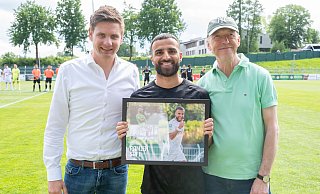 Macht den nächsten Schritt: Stürmer Ramien Safi (Mitte) war in dieser Saison bester Torschütze des SV Rödinghausen. Auch er wurde von Geschäftsführer Alexander Müller (l.) und Schatzmeister Gerhard Johanniemann verabschiedet. - Joel Beinke