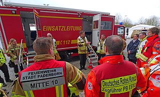 Feuerwehr, Technisches Hilfswerk und die örtlichen Hilfsorganisationen trainieren an der Home-Deluxe-Arena den Aufbau eines Behandlungsplatzes für 50 Patienten für den Einsatz bei der Fußball-Europameisterschaft. - Ralph Meyer