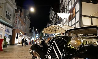 Der Oldtimer von 1954 zieht viele Blicke auf sich. Eine Fahrt in dem heißen Schlitten gibt es bei einer Tombola zu gewinnen. - Sonja Vollmer