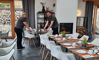 Nicole Fischer und Jonas Köster geben den stilvoll eingedeckten Tischen für die anstehende Kaffeetafel noch den letzten Schliff. Sie gehören zu einem Team aus 40 Mitarbeitern, die alle Bereiche des Mühlenwerkes flexibel abdecken. - Gabriele Freimuth