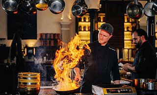 Im Restaurant Pferdestall in Bad Driburg können die Besucher den Köchen bei der Zubereitung der Speisen zuschauen. - BESIM MAZHIQI