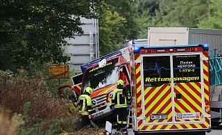 Bei einem schweren Verkehrsunfall mit einem Rettungswagen, der mit besonderen Wegerechten unterwegs war, sind insgesamt sieben Menschen verletzt worden. Für den 28-jährigen Fahrer des Rettungswagens besteht Lebensgefahr. - Claus Frickemeier