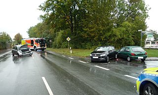 Aus noch ungeklärter Ursache sind die drei Autos zusammengestoßen. - Systemadministrator