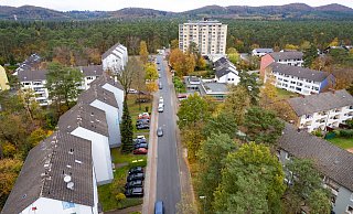 An der oberen Elbeallee in Sennestadt (Mitte) soll die verlängerte Stadtbahnlinie kurz vor dem Senner Hellweg (oben) enden. Das missfällt vor allem der Wohnungseigentümergemeinschaft der Mehrfamilienhäuser links der Elbeallee. - Mike-Dennis Müller / www.mdm.photo