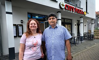 Corula Härtel und Zaffar Iqbal können nach drei Jahren Verzögerung das Lokal City Pizza in der Gütersloher Innenstadt wieder eröffnen. - Andreas Frücht