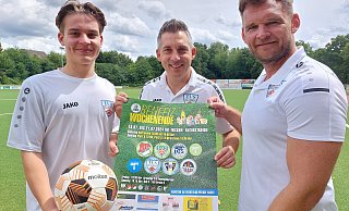 Jöllenbecks Kicker Linus Steinsiek (v. l.), Turnierorganisator Tobias Demmer und TuS-Coach Pascal Hofbüker mit dem akuellen Turnier-Plakat. - Nicole Bentrup