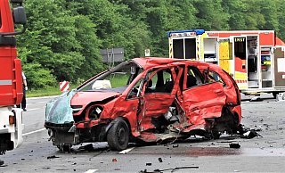 Völlig zerstört. Der Opel Meriva nach dem Unfall auf der B 252. Die 21-jährige Fahrerin starb an den Folgen des Unfalls. Es ist einer von sieben tödlichen Unfällen, die in der aktuellen Statistik der Polizei für das Jahr 2021 stehen. - David Schellenberg