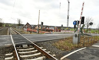 An der Eggestraße (L755) bei Paderborn-Benhausen wird der Bahnübergang durch eine Unterführung ersetzt. Die Arbeiten laufen seit September, jetzt steht eine Sperrung an. - Lena Henning