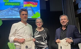 Kreisvorsitzende der Grünen Anne Birkelbach (mitte) moderierte die Gesprächsrunde mit Robin Wagener (li.) und Sergey Lagodinsky. - Julia Spiekerkötter