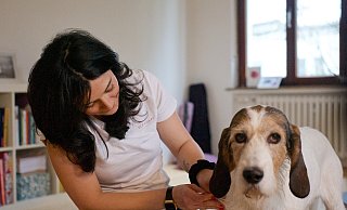 Mit einem Massband misst Elif Kaslik den Muskelumfang von Theo. So kann sie über die Dauer einer Behandlung die Neubildung von Muskelmasse feststellen. - Copyright 2024 Wencke Meckenstock . All rights reserved.