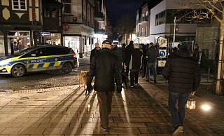 Seit einigen Wochen gehört am späten Montagnachmittag die Lange Straße in Lübbecke zur festen Wegstrecke sogenannter "Spaziergänger". - Frank Hartmann