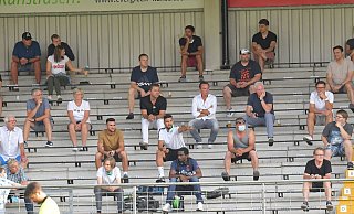 Problem: Die Kapazität an Sitzplätzen reicht im Heidewaldstadion nicht für die 3. Liga aus. Stoßen damit die Investitionen von Unternehmer Thomas Hagedorn (Mitte) in die Entwicklung des FC Gütersloh an ihre Grenzen? - Jens Dünhölter