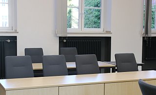 Zunächst blieb die Anklagebank leer - der Angeklagte hatte sich verspätet. - Claus Frickemeier