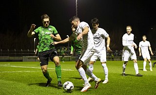 Am Ball geblieben: Adrian Bravo Sanchez (vorne) und der SV Rödinghausen verdienten sich den Sieg gegen Preußen Münster. - Joel Beinke