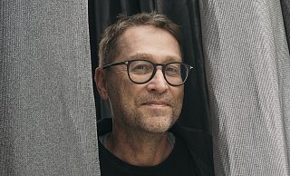 Liest demnächst in Bielefeld: Jan Weiler schaut schon mal durch den Vorhang. - Matthias Ziegler