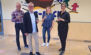 Schulleiter Matthias Heide (2.v.l.) wird von Markus Steinhard (l.), Konrektorin Lena Hollmann (2.v.r.) und Nicole Huzhzermeier in den Ruhestand verabschiedet. - Kreis Herford