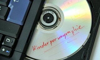 Ein 42-jähriger Vater aus Vlotho ist nach einem Tipp des Interentriesen Google wegen Besitz und Verbreitung von Kinderpornographie in Bad Oeynhausren verurteilt worden. - Verwendung weltweit