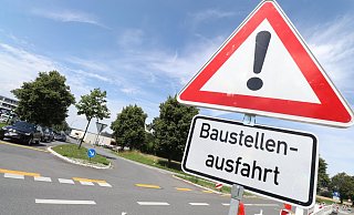 Am Steinheimer Krankenhaus ist die Ausfahrt für den Rettungsdienst auf die B 252 Richtung Bergheim zu umständlich und zeitaufwändig. Deshalb musste eine neue Lösung her. - David Schellenberg
