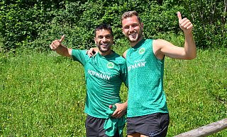 Neuzugang Dennis Srbeny (r.) und sein Teamkollege Oussama Haddadi sind beim Fürther Trainingslager in Tirol in allerbester Laune. - picture alliance/Sportfoto Zink