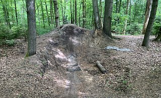 Die Mountainbiker haben diese Sprungschanze gebaut. - Philip Fortströer