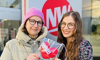 Die Gütersloherin Susanne Zimmermann (l.) hat das rote Herz am Dienstagmorgen im Stadtpark gefunden und in die Lokalredaktion zu NW-Redakteurin Lena Vanessa Niewald gebracht. - Max Maschmann
