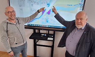 Michael Doemke (Fachbereichsleiter Planen, Bauen und Technische Dienste) und Bürgermeister Rüdiger Meier haben die neue Starkregenkarte vorgestellt. - Peter Heidbrink