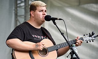 Isaak Guderian ist Singer-, und Songwriter und will die Farben Deutschlands beim ESC-Contest in Malmö im Mai vertreten. - Barbara Franke