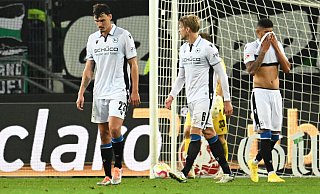 Arminia-Verteidiger Andrés Andrade (r.) verliert vor dem 0:2 in Hannover das entscheidende Kopfballduell gegen Havard Nielsen und möchte sich danach nur noch verstecken. Gesenkte Köpfe bei Janni Serra und Oliver Hüsing (v.l.). - PaetzelPress