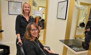 Diana Roccella (stehend) und Claudia Thieß vom Salon Eddy Zucker in Stukenbrock würden sich freuen, motiviertes Fachpersonal oder Auszubildende an ihrer Seite zu haben. - Karin Prignitz