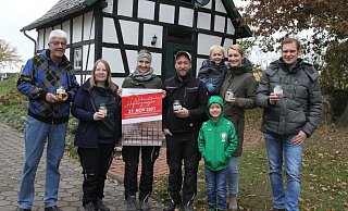 Charly Schlottmann,Christin Sieveking, Kira und Daniel Manske, Maximilian, Natalie und Felix Meier sowie Jens Heideirich vom Orga-Team laden zum Weihnachtlichen Hofvergnügen in Frotheim ein. Auf demFotofehlenvomOrga-Team Christian Meier, Jörn Bekemeier und Iris Stolle. - Klaus Frensing