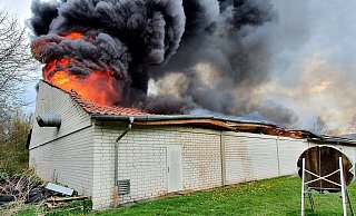 Teile des Daches sind bereits eingestürzt, als die Feuerwehr mit dem Löschen beginnt. Ein Innenangriff schied wegen der großen Gefahren aus. - Heinz Kube