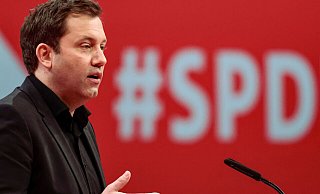 SPD-Chef Lars Klingbeil freut sich auf die Feiertage. - HANNIBAL HANSCHKE / POOL / AFP