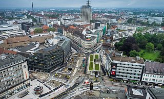 Ein Stadtplanungsbüro schlägt ein Durchfahrtsverbot für Autos am Jahnplatz vor. Dieses Drohnenfoto unserer Fotografin stammt aus dem Juni 2021. - Sarah Jonek (Archiv)