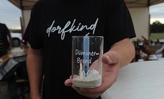 Der Dümmerbrand fiel aus. Die Nachbarn in Dielingen reagierten darauf - mit einem "Dümmerbrand to go". Im Glas, mit Kerze, Streichholz und Papierschiffchen. - Joern Spreen-Ledebur