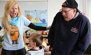 Polizeikommissar Thomas Bensch spielt "under cover" im Klassenraum der Eisbären ein Mobbingopfer, dass sich vor den Übergriffen wegduckt, die WDR-Mitarbeiterin Insa Backe simuliert. - Elke Niedringhaus-Haasper