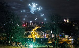 Untem bunten Sternenhimmel - vom Johannisberg aus gesehen, sorgen die Feuerwerke über Bielefeld für besonders schöne Fotomomente. - Oliver Krato