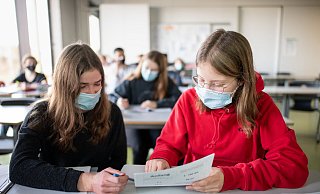 Das wird bleiben: Masken und zwei Corona-Tests die Woche sollen Bielefelds Schüler noch lange schützen helfen. - Matthias Balk