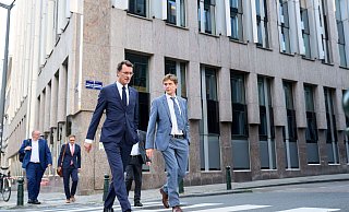 NRW-Ministerpräsident Hendrik Wüst (v.l.) unterwegs in Brüssel mit Rainer Steffens, dem dortigen Leiter der NRW-Landesvertretung. - Landesvertretung NRW